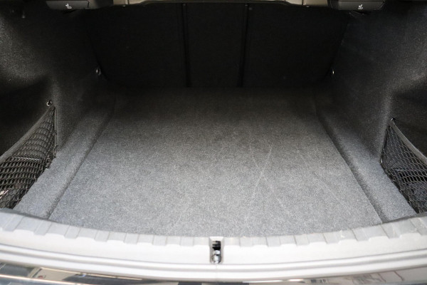 BMW 3 Serie Sedan 318i High Executive Luxury Line Automaat / Live Cockpit Professional / Sportstoelen / Hifi / Leder / Neerklapbare Achterbank / Stoelverwarming / Climate Control / 17 Inch / Sfeerverlichting / LED Chrome Line