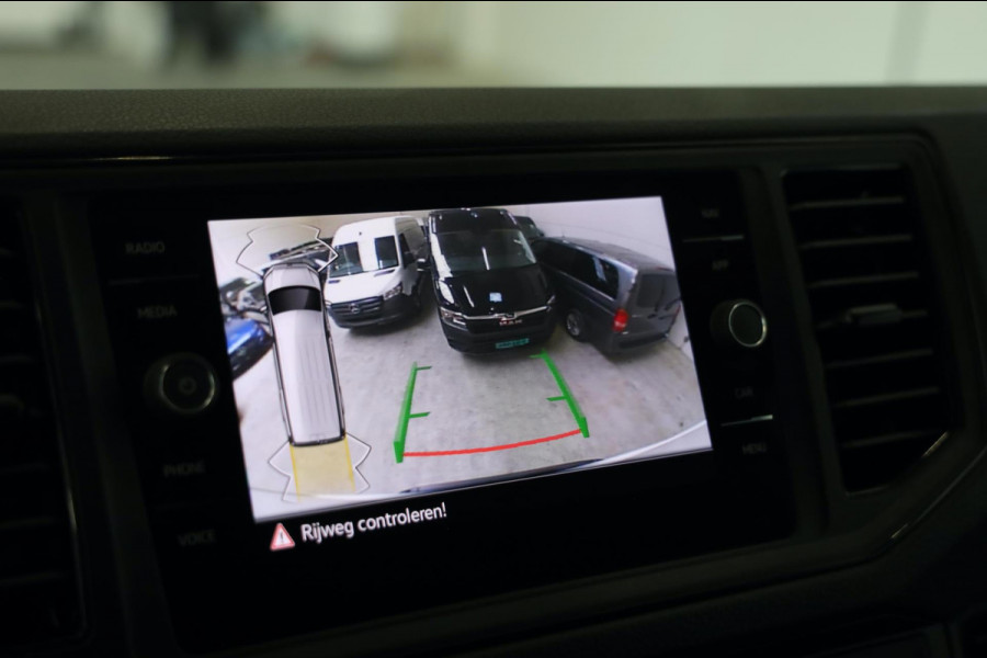 Volkswagen Crafter 35 2.0 TDI L3/H2 140PK AUTOMAAT CAMERA PDC AIRCO NAVI BJ 24 TOPSTAAT ALS NIEUW LEASE V/A 142,- p.m. INRUIL MOG
