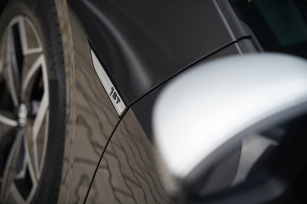 Volkswagen ID.3 First Plus 58 kWh | Stoelverwarming | Stuurverwarming | Camera | Adaptive Cruise Control | Navigatie | Keyless | Parkeersensoren | LED | Apple Carplay | NAP |