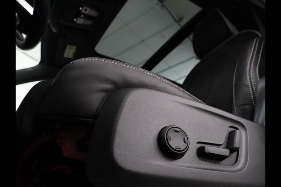 Volvo XC40 Recharge P8 AWD R Design | Panoramadak | Trekhaak | Adaptive cruise | Harman/Kardon | Achterbankverwarming | 360 Camera | Carplay | Keyless