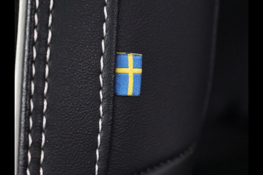 Volvo XC40 Recharge P8 AWD R Design | Panoramadak | Trekhaak | Adaptive cruise | Harman/Kardon | Achterbankverwarming | 360 Camera | Carplay | Keyless