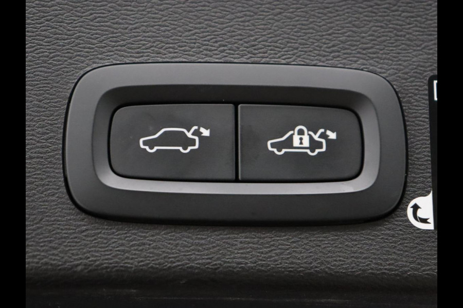 Volvo XC40 Recharge P8 AWD R Design | Panoramadak | Trekhaak | Adaptive cruise | Harman/Kardon | Achterbankverwarming | 360 Camera | Carplay | Keyless