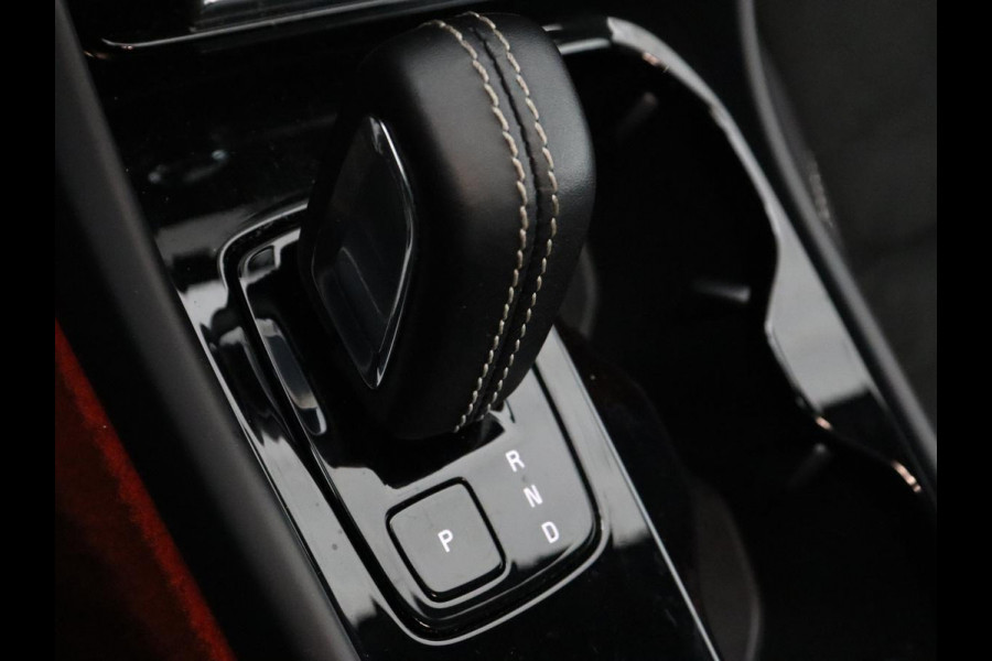 Volvo XC40 Recharge P8 AWD R Design | Panoramadak | Trekhaak | Adaptive cruise | Harman/Kardon | Achterbankverwarming | 360 Camera | Carplay | Keyless