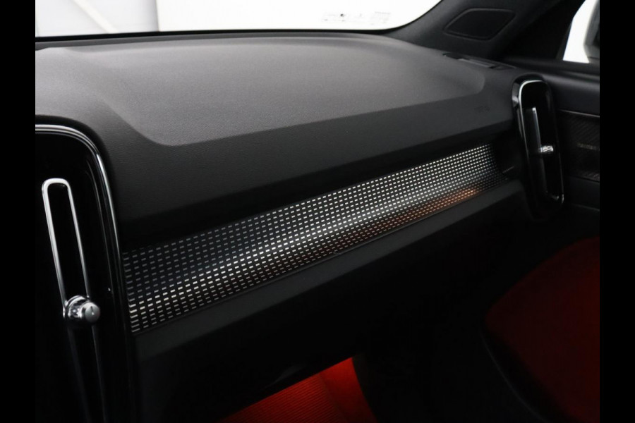 Volvo XC40 Recharge P8 AWD R Design | Panoramadak | Trekhaak | Adaptive cruise | Harman/Kardon | Achterbankverwarming | 360 Camera | Carplay | Keyless