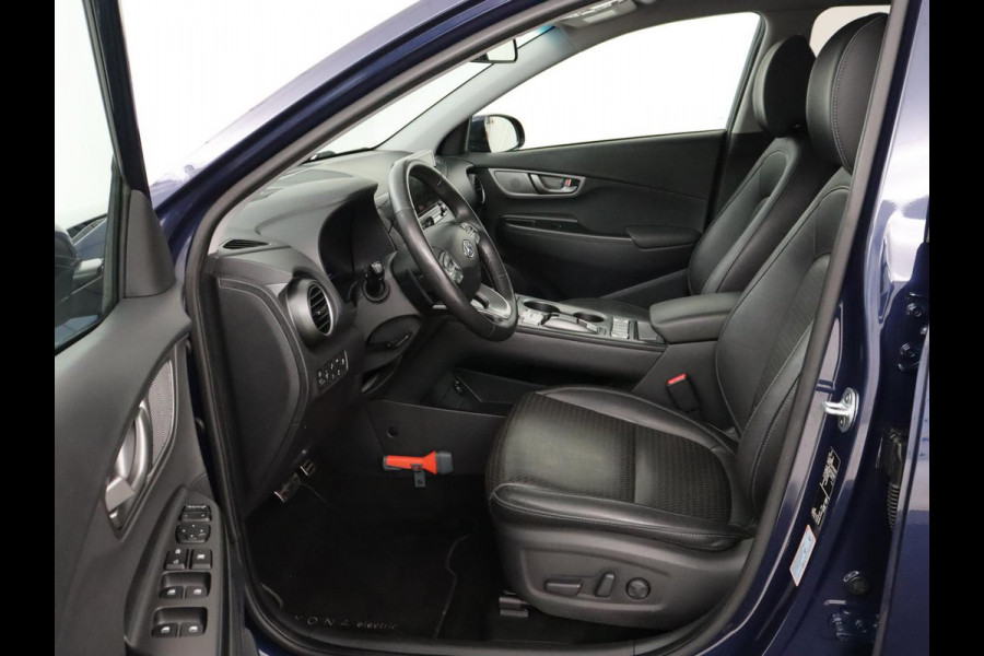 Hyundai Kona EV Premium 64 kWh | Leder | Stoelventilatie | Adaptive cruise | Wamtepomp | Head-Up | Camera | Carplay | Achterbankverwarming | Navigatie | Keyless