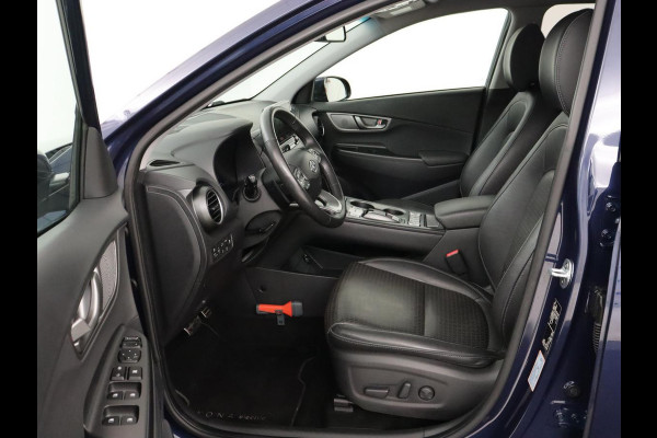 Hyundai Kona EV Premium 64 kWh | Leder | Stoelventilatie | Adaptive cruise | Wamtepomp | Head-Up | Camera | Carplay | Achterbankverwarming | Navigatie | Keyless