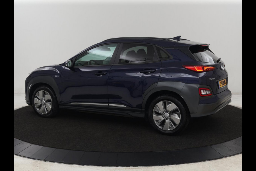 Hyundai Kona EV Premium 64 kWh | Leder | Stoelventilatie | Adaptive cruise | Wamtepomp | Head-Up | Camera | Carplay | Achterbankverwarming | Navigatie | Keyless