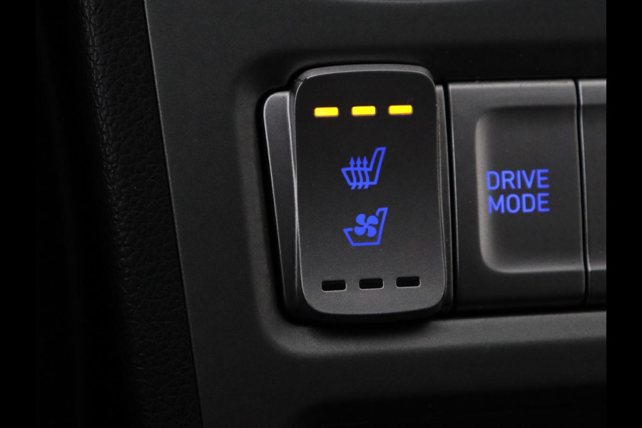 Hyundai Kona EV Premium 64 kWh | Leder | Stoelventilatie | Adaptive cruise | Wamtepomp | Head-Up | Camera | Carplay | Achterbankverwarming | Navigatie | Keyless
