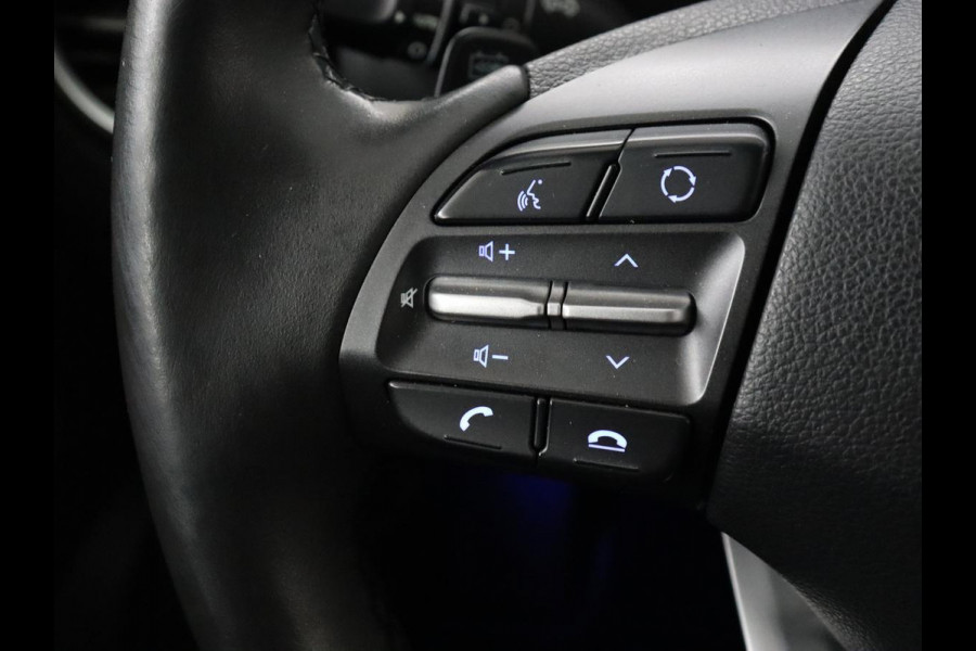 Hyundai Kona EV Premium 64 kWh | Leder | Stoelventilatie | Adaptive cruise | Wamtepomp | Head-Up | Camera | Carplay | Achterbankverwarming | Navigatie | Keyless