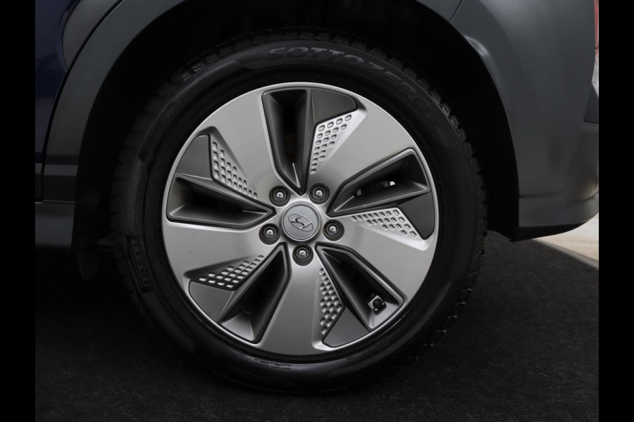 Hyundai Kona EV Premium 64 kWh | Leder | Stoelventilatie | Adaptive cruise | Wamtepomp | Head-Up | Camera | Carplay | Achterbankverwarming | Navigatie | Keyless