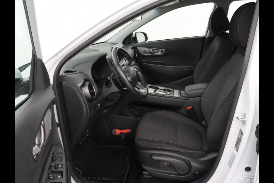 Hyundai Kona EV Comfort 64 kWh | Trekhaak | Adaptive cruise | Warmtepomp | Camera | Carplay | Keyless | Navigatie | Climate control