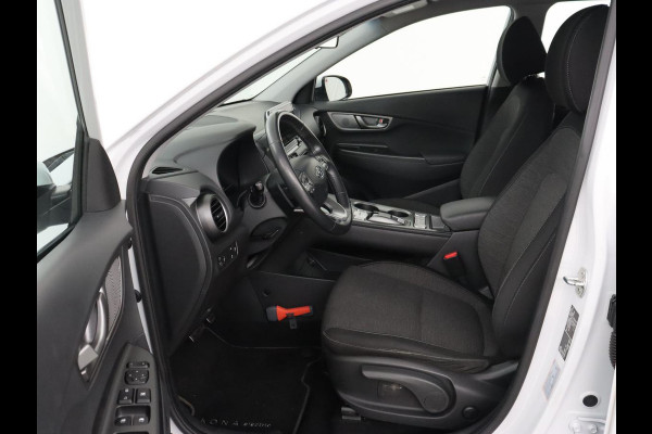 Hyundai Kona EV Comfort 64 kWh | Trekhaak | Adaptive cruise | Warmtepomp | Camera | Carplay | Keyless | Navigatie | Climate control