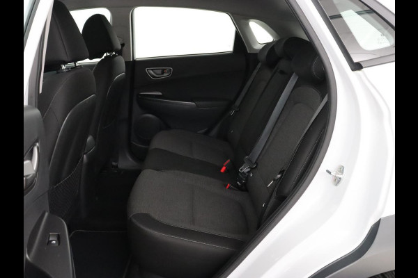 Hyundai Kona EV Comfort 64 kWh | Trekhaak | Adaptive cruise | Warmtepomp | Camera | Carplay | Keyless | Navigatie | Climate control