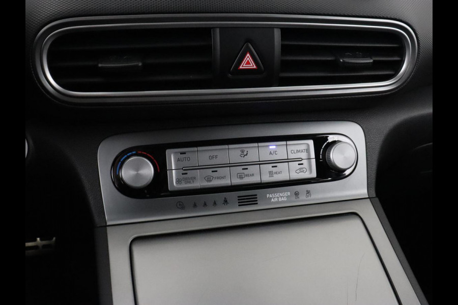 Hyundai Kona EV Comfort 64 kWh | Trekhaak | Adaptive cruise | Warmtepomp | Camera | Carplay | Keyless | Navigatie | Climate control