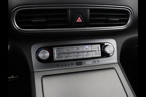Hyundai Kona EV Comfort 64 kWh | Trekhaak | Adaptive cruise | Warmtepomp | Camera | Carplay | Keyless | Navigatie | Climate control
