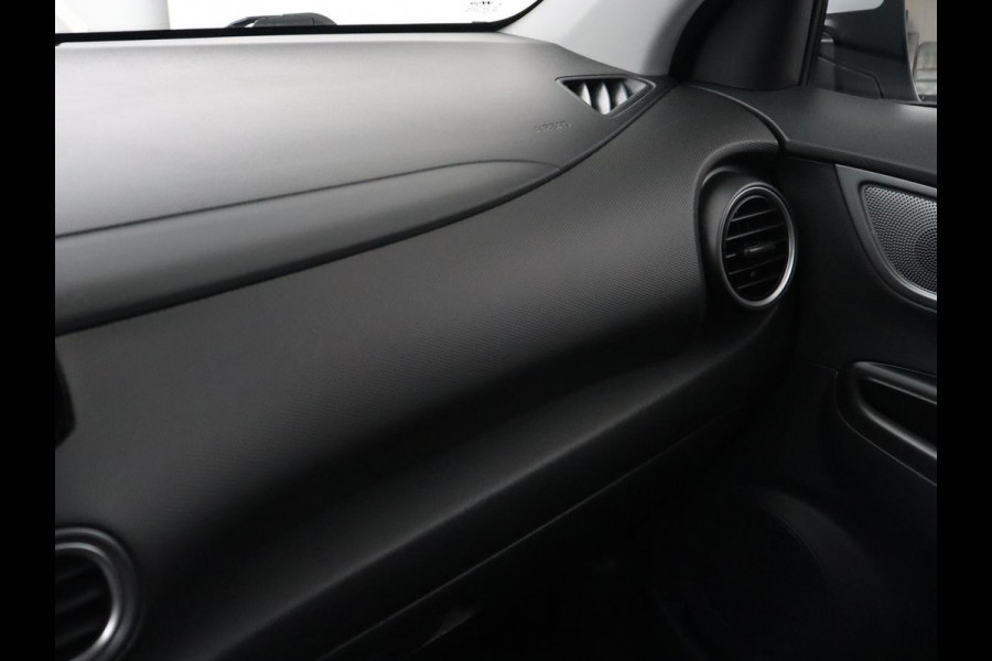 Hyundai Kona EV Comfort 64 kWh | Trekhaak | Adaptive cruise | Warmtepomp | Camera | Carplay | Keyless | Navigatie | Climate control