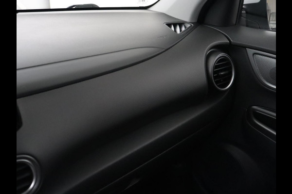 Hyundai Kona EV Comfort 64 kWh | Trekhaak | Adaptive cruise | Warmtepomp | Camera | Carplay | Keyless | Navigatie | Climate control