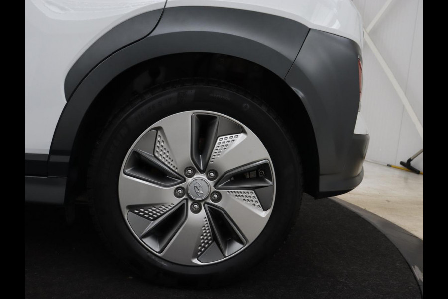 Hyundai Kona EV Comfort 64 kWh | Trekhaak | Adaptive cruise | Warmtepomp | Camera | Carplay | Keyless | Navigatie | Climate control