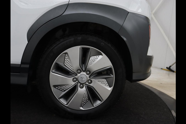 Hyundai Kona EV Comfort 64 kWh | Trekhaak | Adaptive cruise | Warmtepomp | Camera | Carplay | Keyless | Navigatie | Climate control
