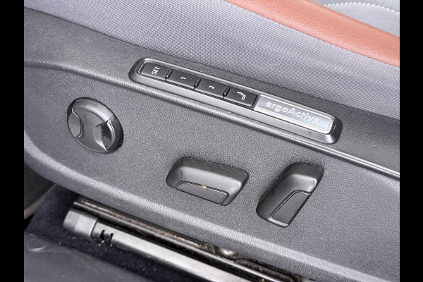 Volkswagen ID.4 Max Pro 1ST 77kWh W-pomp Trekhaak Panodak Camera 21" PDC-a+v Matrix-LED-a+v Adap.Cruise Navi Ergo-Active Stoelen Memory Dynamisch onderstel Stoelverwarming Lmv Elek.Achterklep Privacy Glas Voorruitverwarming Wifi SOH 87% 1e Eigenaar Origineel Nederlandse Auto 1.000KG Trekgewicht € 58.000 nieuw !