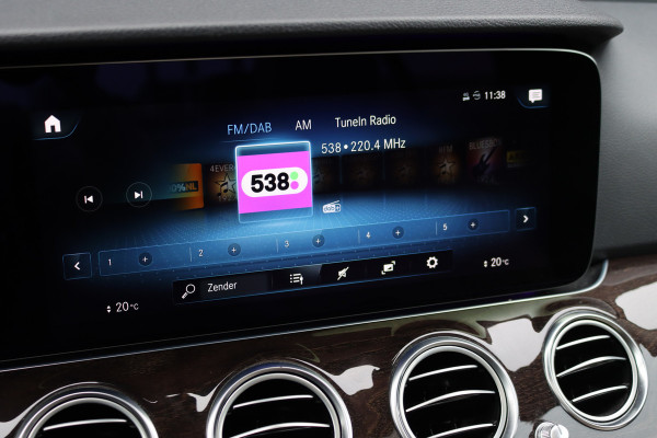 Mercedes-Benz E-Klasse 300 de AMG Line | Distronic+ | Panoramadak | Burmester | Trekhaak | Augmented Reality | Camera | Leder | Multibeam LED | Stoelverwarming | Nightpakket |