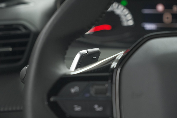 Peugeot 2008 PureTech 130 EAT8 Active Pack | Parkeersensoren | Apple CarPlay | Climate Control | Stoelverwarming