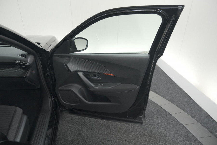 Peugeot 2008 PureTech 130 EAT8 Active Pack | Parkeersensoren | Apple CarPlay | Climate Control | Stoelverwarming