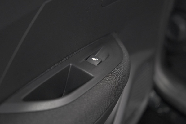 Peugeot e-2008 EV Active 50 kWh | Parkeersensoren | Apple Carplay | Climate Control