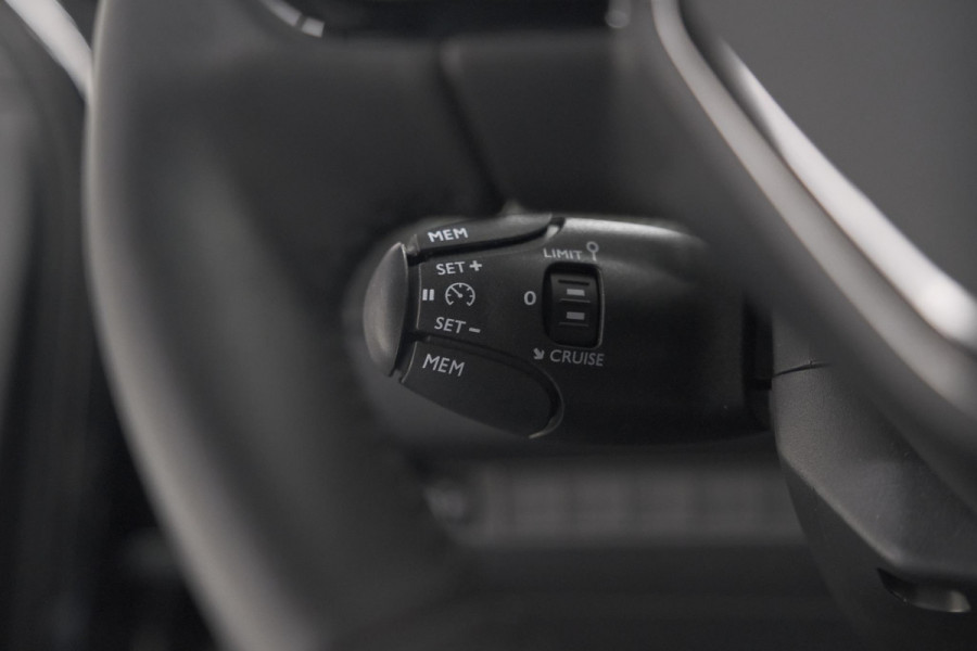 Peugeot e-2008 EV Active 50 kWh | Parkeersensoren | Apple Carplay | Climate Control
