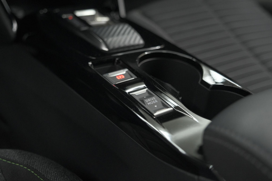 Peugeot e-2008 EV Active 50 kWh | Parkeersensoren | Apple Carplay | Climate Control