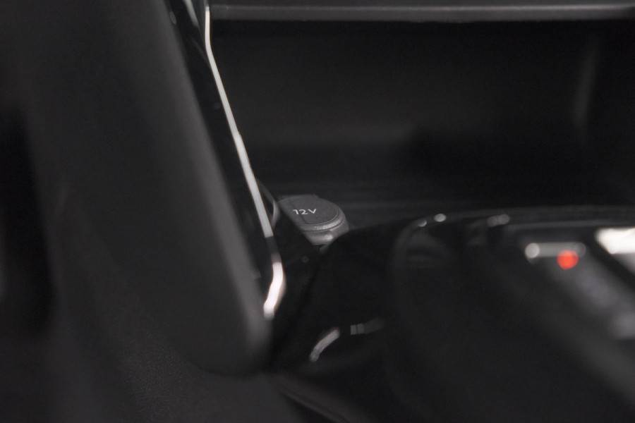 Peugeot e-2008 EV Active 50 kWh | Parkeersensoren | Apple Carplay | Climate Control