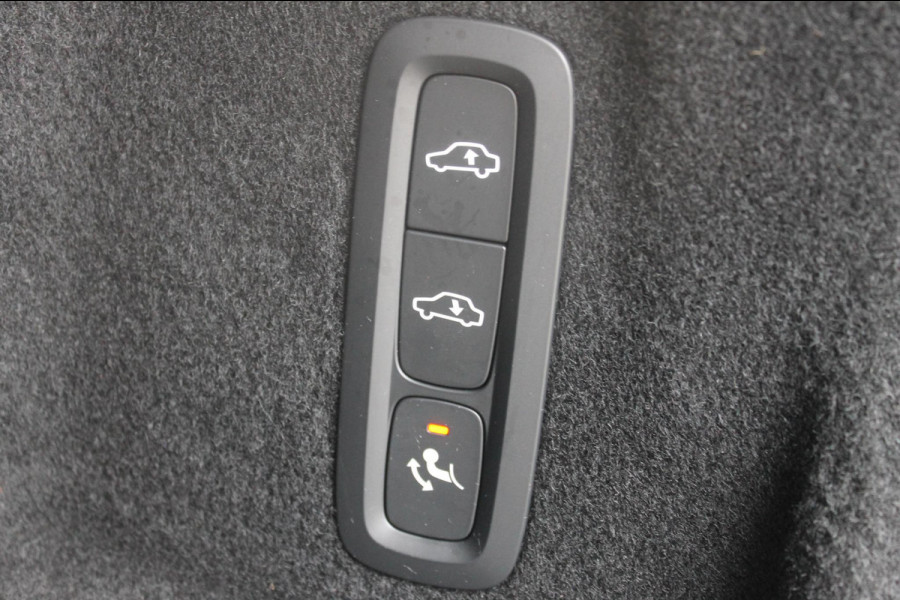 Volvo XC60 T8 Plug-in hybrid 455PK AWD Plus Black Edition Head-up display / Panoramisch schuif-kanteldak / Luchtvering / Trekhaak / 360graden camera / Google Infotainment