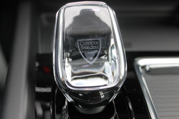 Volvo XC60 T8 Plug-in hybrid 455PK AWD Plus Black Edition Head-up display / Panoramisch schuif-kanteldak / Luchtvering / Trekhaak / 360graden camera / Google Infotainment