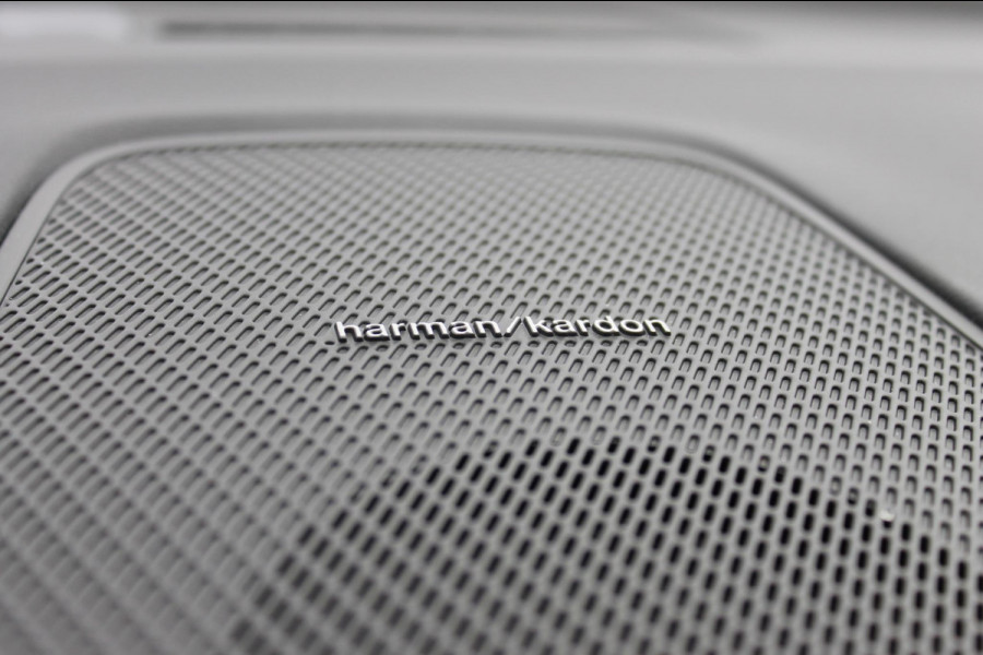 Volvo XC60 T8 Plug-in hybrid 455PK AWD Plus Black Edition Head-up display / Panoramisch schuif-kanteldak / Luchtvering / Trekhaak / 360graden camera / Google Infotainment