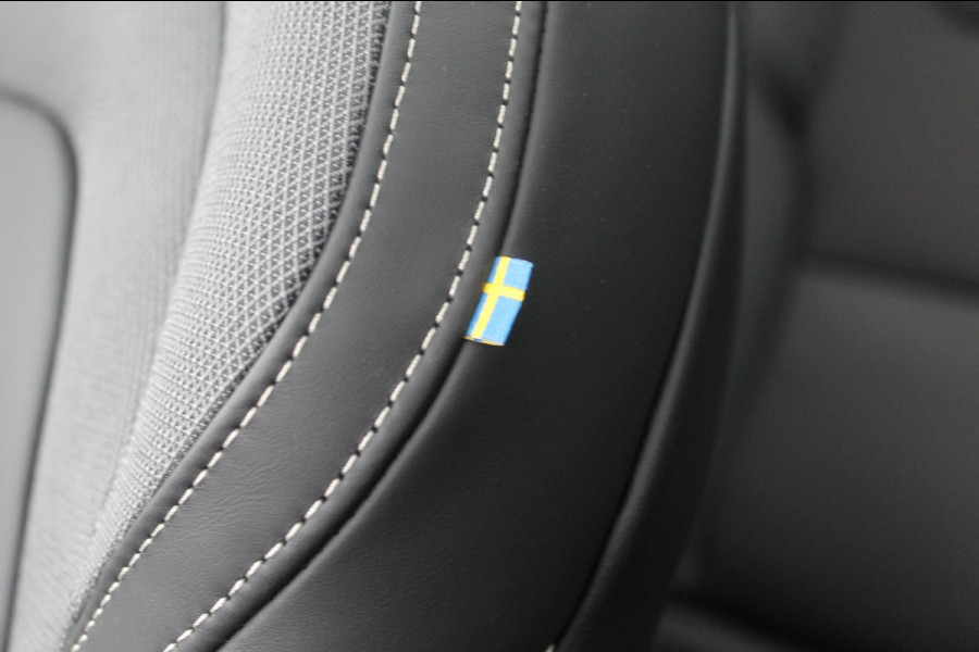 Volvo XC60 T8 Plug-in hybrid 455PK AWD Plus Black Edition Head-up display / Panoramisch schuif-kanteldak / Luchtvering / Trekhaak / 360graden camera / Google Infotainment