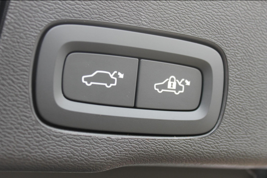 Volvo XC60 T8 Plug-in hybrid 455PK AWD Plus Black Edition Head-up display / Panoramisch schuif-kanteldak / Luchtvering / Trekhaak / 360graden camera / Google Infotainment