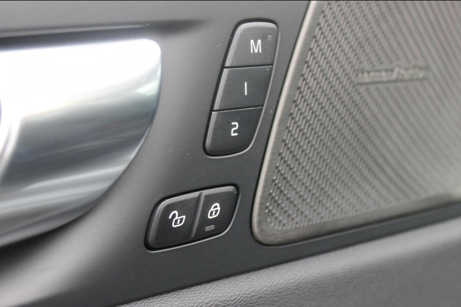 Volvo XC60 T8 Plug-in hybrid 455PK AWD Plus Black Edition Head-up display / Panoramisch schuif-kanteldak / Luchtvering / Trekhaak / 360graden camera / Google Infotainment