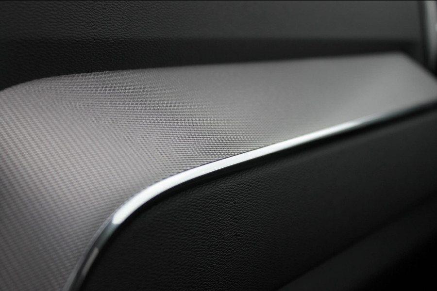 Volvo XC60 T8 Plug-in hybrid 455PK AWD Plus Black Edition Head-up display / Panoramisch schuif-kanteldak / Luchtvering / Trekhaak / 360graden camera / Google Infotainment