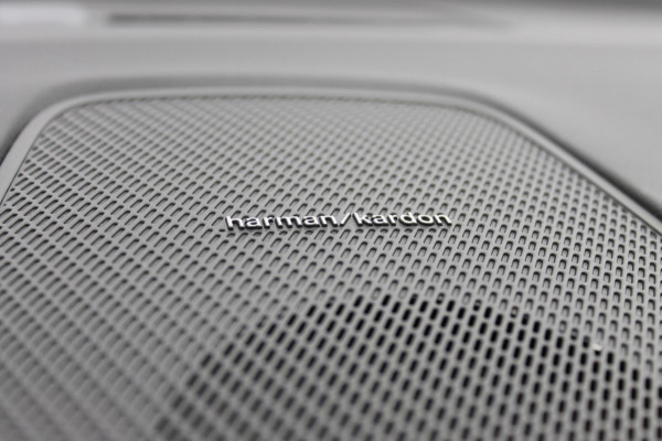 Volvo XC60 T8 Plug-in hybrid 455PK AWD Plus Black Edition Head-up display / Panoramisch schuif-kanteldak / Luchtvering / Trekhaak / 360graden camera / Google Infotainment