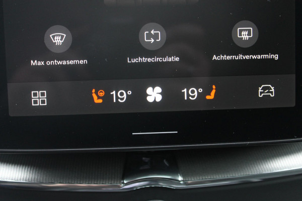 Volvo XC60 T8 Plug-in hybrid 455PK AWD Plus Black Edition Head-up display / Panoramisch schuif-kanteldak / Luchtvering / Trekhaak / 360graden camera / Google Infotainment