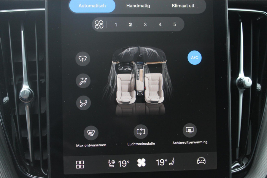 Volvo XC60 T8 Plug-in hybrid 455PK AWD Plus Black Edition Head-up display / Panoramisch schuif-kanteldak / Luchtvering / Trekhaak / 360graden camera / Google Infotainment