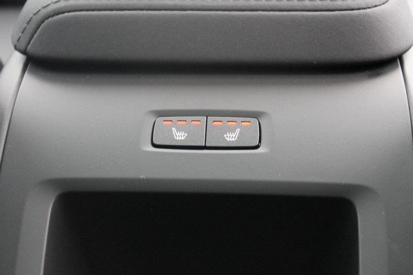 Volvo XC60 T8 Plug-in hybrid 455PK AWD Plus Black Edition Head-up display / Panoramisch schuif-kanteldak / Luchtvering / Trekhaak / 360graden camera / Google Infotainment