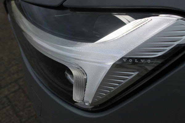 Volvo XC60 T8 Plug-in hybrid 455PK AWD Plus Black Edition Head-up display / Panoramisch schuif-kanteldak / Luchtvering / Trekhaak / 360graden camera / Google Infotainment
