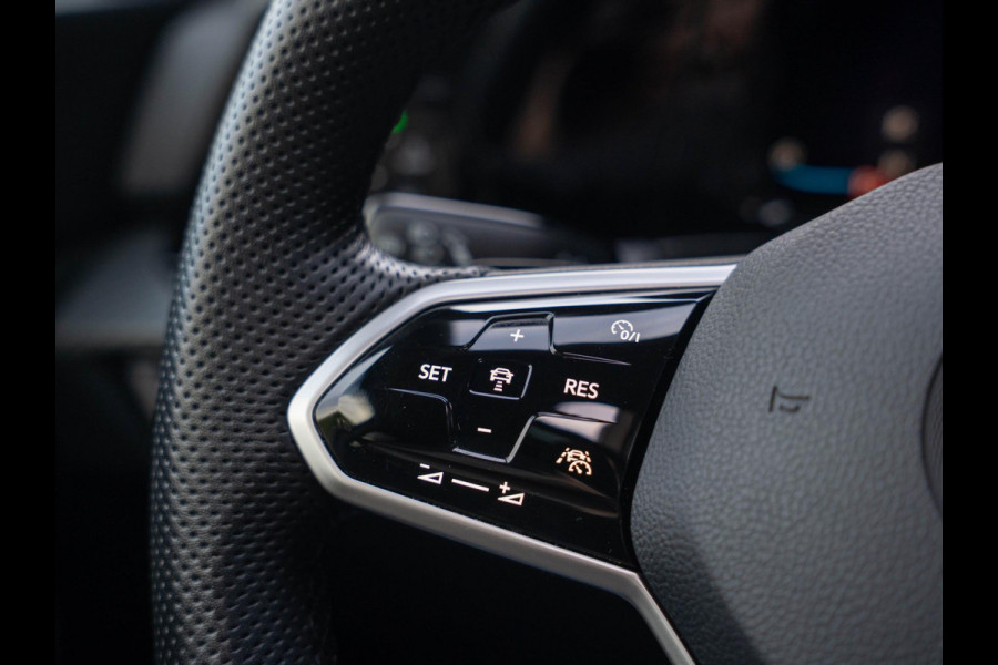 Volkswagen Golf 2.0 TSI R-line / 190PK / Pano / IQ / Black style / H&K / Keyless / Stoel+Stuurverwarming / DAB+