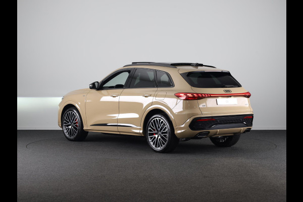 Audi Q5 2.0 TFSI e-hybrid quattro S edition Competition 367pk | Tech Plus Pakket | MMI experience pro | Glazen panoramadak | Tech plus | Privacy glas |