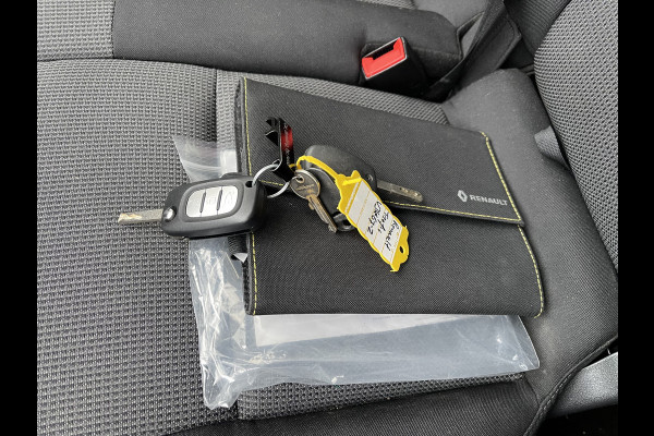 Renault Trafic 2.0 dCi 120pk T29 L2H1 Work Edition / vaste prijs rijklaar € 14.950 ex btw / lease vanaf € 252 / imperial / cruise / airco / navigatie / sidebars / euro 6