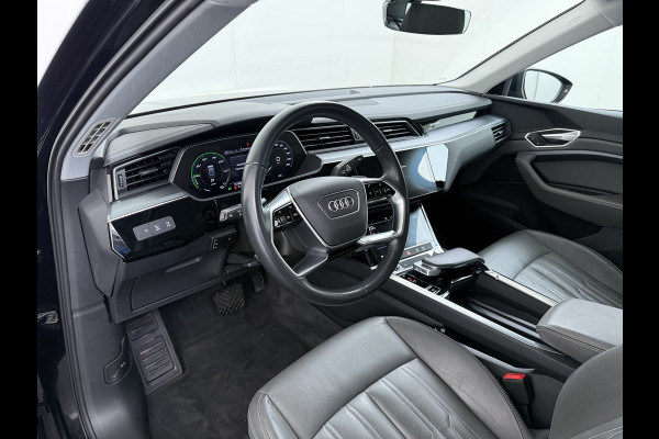 Audi e-tron 55 Quattro 95kWh 408PK Trekhaak Elektr.Leer+Verwarmd Pano-Dak Trekhaak Luchtvering Adap.Cruise Navi Ecc Stoelverwarming Business LED Lmv Elek.Achterklep Privacy Glas Keyless Zwarte Hemel Origineel Nederlandse Auto SOH 89% Trekhaak 1800kg !
