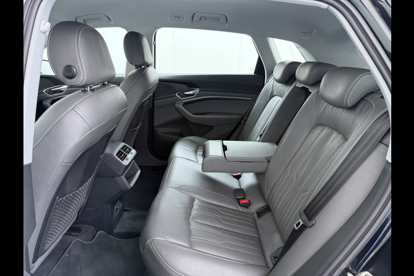 Audi e-tron 55 Quattro 95kWh 408PK Trekhaak Elektr.Leer+Verwarmd Pano-Dak Trekhaak Luchtvering Adap.Cruise Navi Ecc Stoelverwarming Business LED Lmv Elek.Achterklep Privacy Glas Keyless Zwarte Hemel Origineel Nederlandse Auto SOH 89% Trekhaak 1800kg !