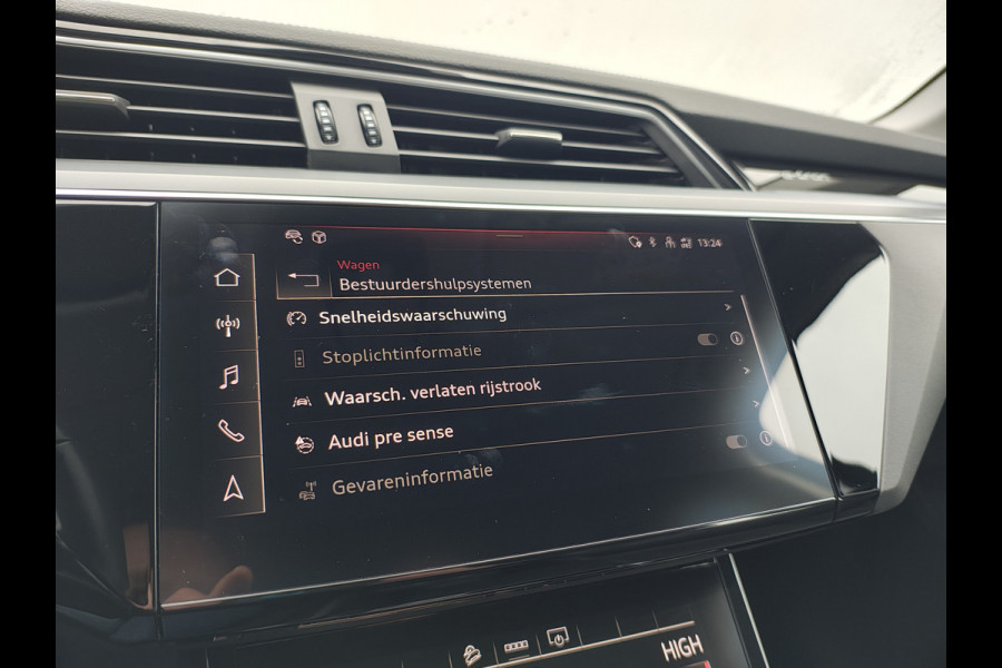 Audi e-tron 55 Quattro 95kWh 408PK Trekhaak Elektr.Leer+Verwarmd Pano-Dak Trekhaak Luchtvering Adap.Cruise Navi Ecc Stoelverwarming Business LED Lmv Elek.Achterklep Privacy Glas Keyless Zwarte Hemel Origineel Nederlandse Auto SOH 89% Trekhaak 1800kg !