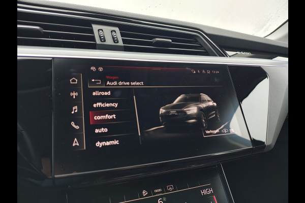 Audi e-tron 55 Quattro 95kWh 408PK Trekhaak Elektr.Leer+Verwarmd Pano-Dak Trekhaak Luchtvering Adap.Cruise Navi Ecc Stoelverwarming Business LED Lmv Elek.Achterklep Privacy Glas Keyless Zwarte Hemel Origineel Nederlandse Auto SOH 89% Trekhaak 1800kg !
